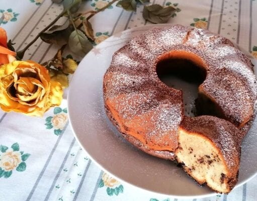 Ciambella allo yogurt variegata al cioccolato