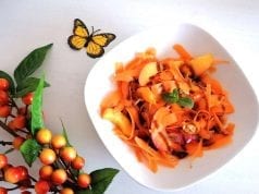 Insalata di noci pesche, carote e frutta secca