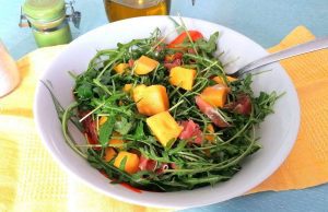 Insalata di mango, rucola e crudo: fresca e buona