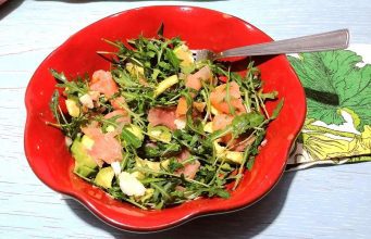 Insalata di avocado, rucola e salmone: piatto unico