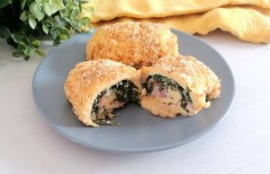 Involtini di pollo, con rucola, speck e parmigiano